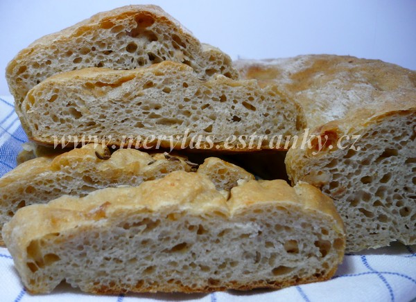 škvarkový chléb z formy+bochánky na řezu